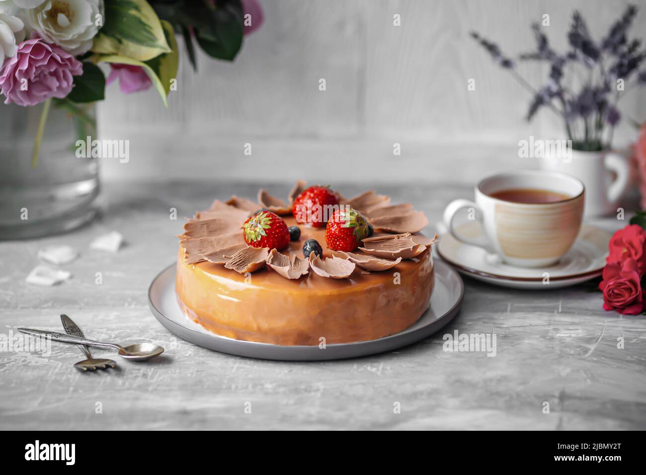 Seitenansicht auf glasierten Karamellkuchen mit Beeren Stockfoto