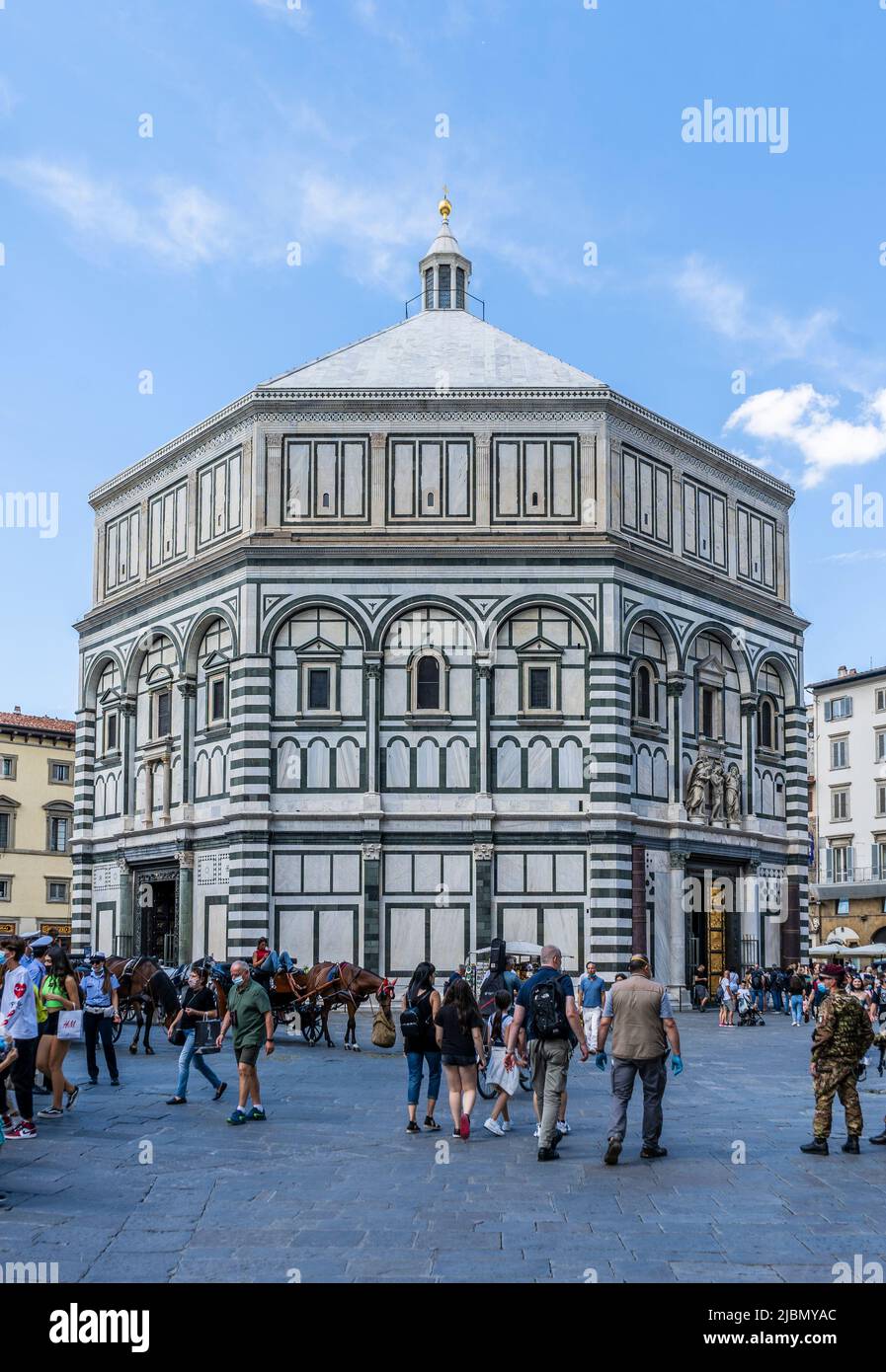 Das achteckige Baptisterium von Florenz, auch bekannt als das Baptisterium des Heiligen Johannes, eines der ältesten Gebäude der Stadt, Florenz, Toskana, Italien Stockfoto