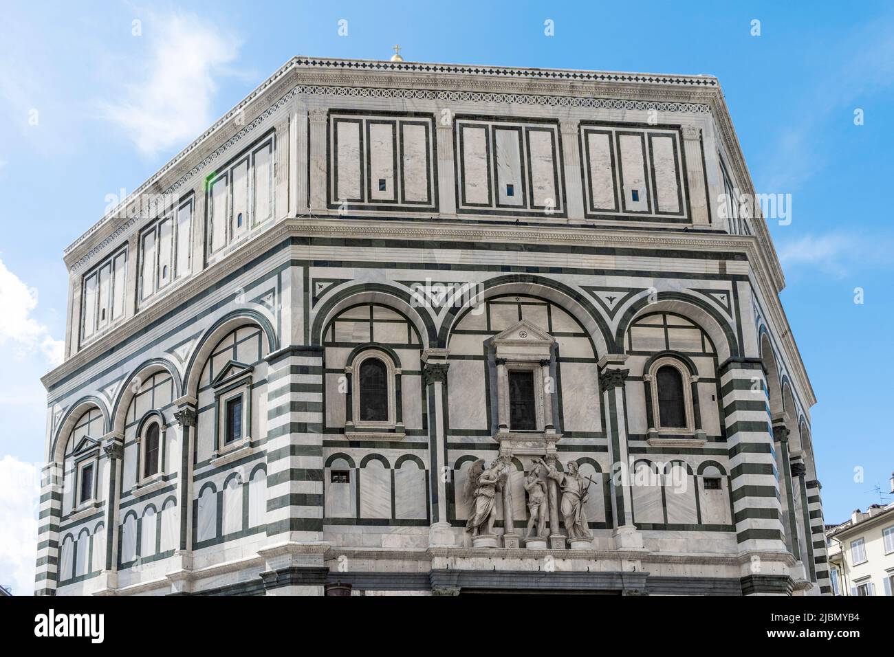 Das achteckige Baptisterium von Florenz, auch bekannt als das Baptisterium des Heiligen Johannes, eines der ältesten Gebäude der Stadt, Florenz, Toskana, Italien Stockfoto