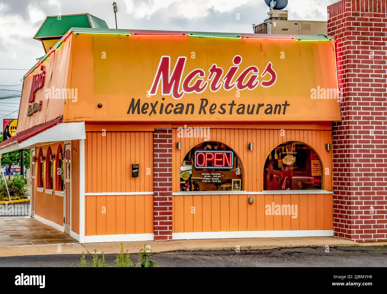 Charlotte, NC/USA - 10. Mai 2019: Mittlere Außenaufnahme des 'Marien Mexican Restaurant' mit Marken- und Logo-Schildern mit offenen Neonschildern. Stockfoto
