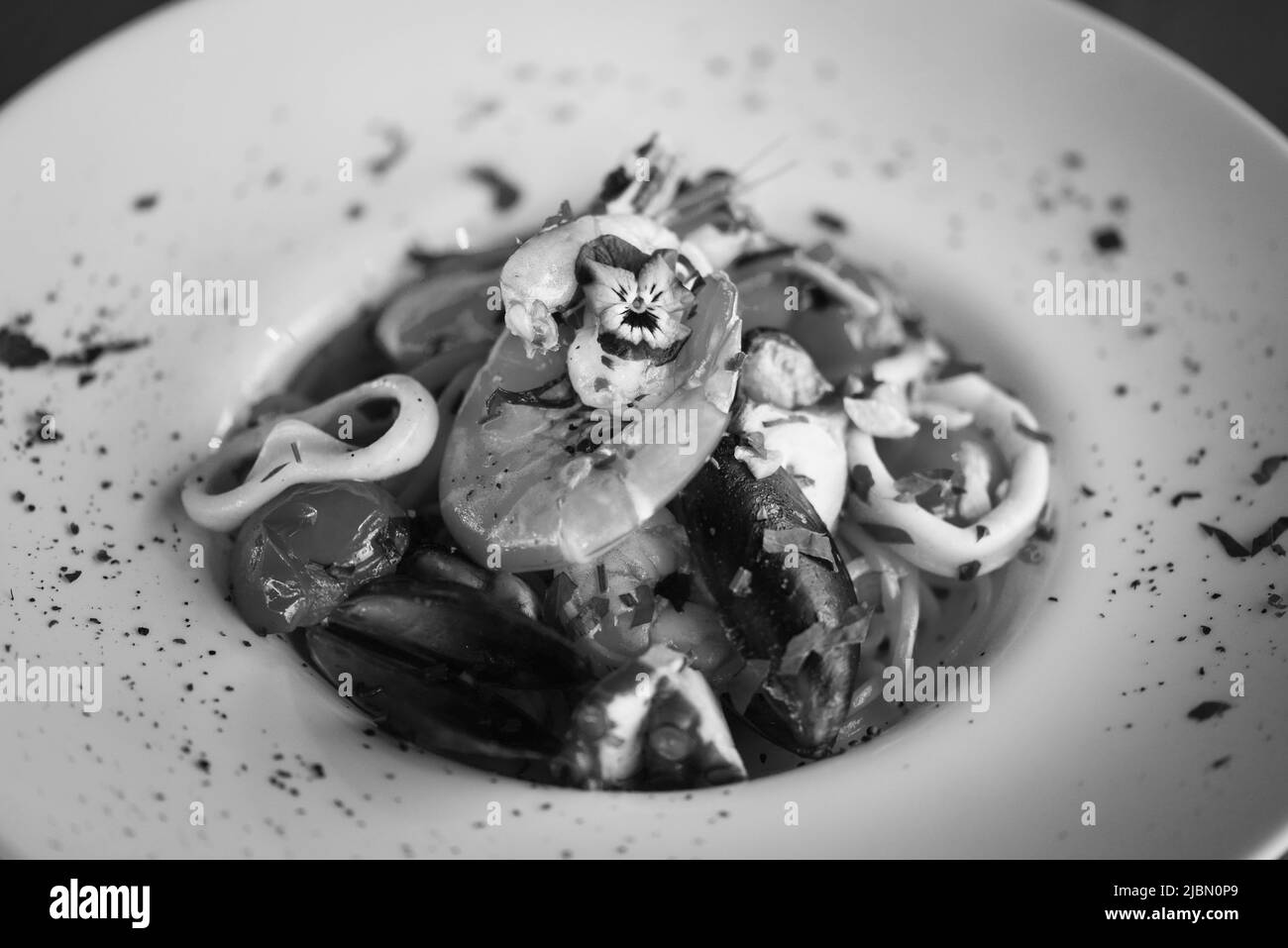 Köstliche italienische Spaghetti mit frischen Meeresleckereien & Gewürzen Stockfoto