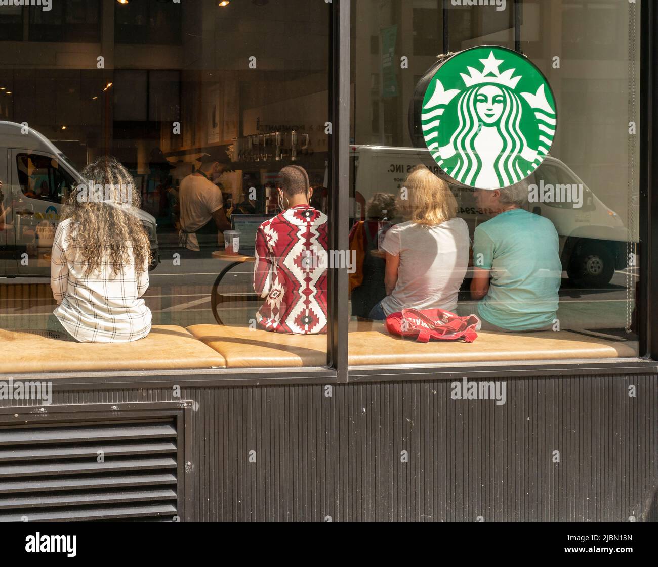 Gäste in einem Starbucks im Viertel Chelsea in New York am Freitag, den 3. Juni 2022. (© Richard B. Levine) Stockfoto