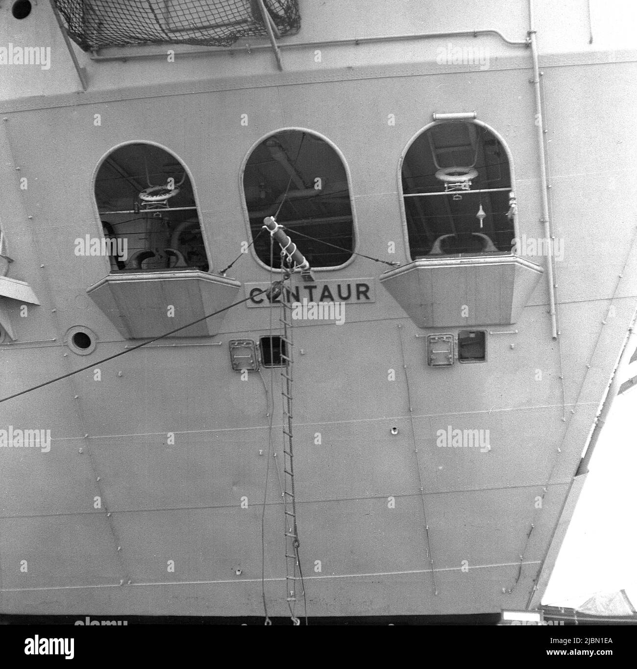 1950s, historisch, Seitenansicht des Rumpfes der Royal Navy, HMS Centaur, England, UK. Stockfoto