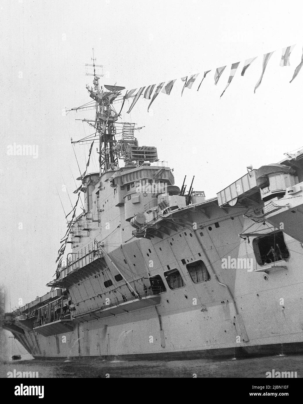 1950s, historisch, Seitenansicht des Schiffes der Royal Navy, des leichten Flugzeugträgers, HMS Centaur, England, UK. Stockfoto