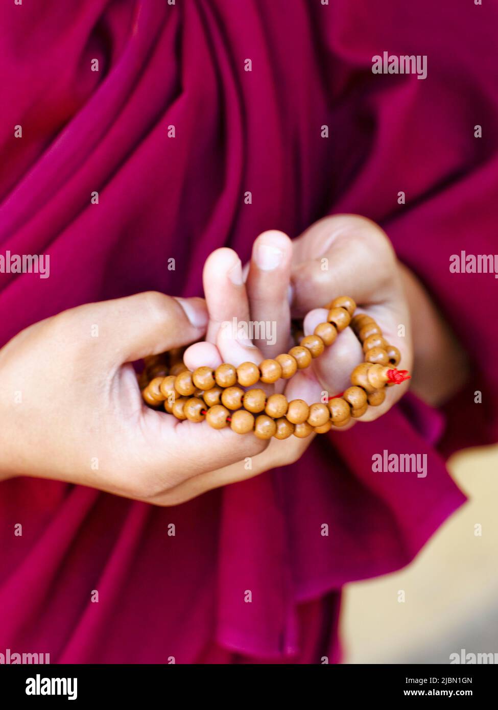 Porträt eines tibetisch-buddhistischen Mönchs mit Gebetsperlen.McLeod Ganj, Dharamsala, Indien. Stockfoto