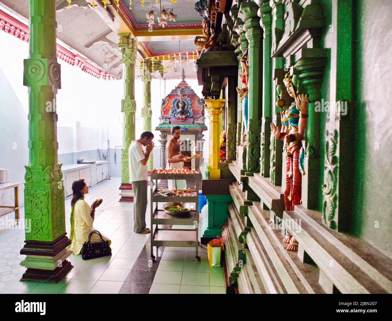 Indische Gläubige beten im Tempel von Arulmigu Mahamariamman. George Town, Penang, Malaysia. Stockfoto