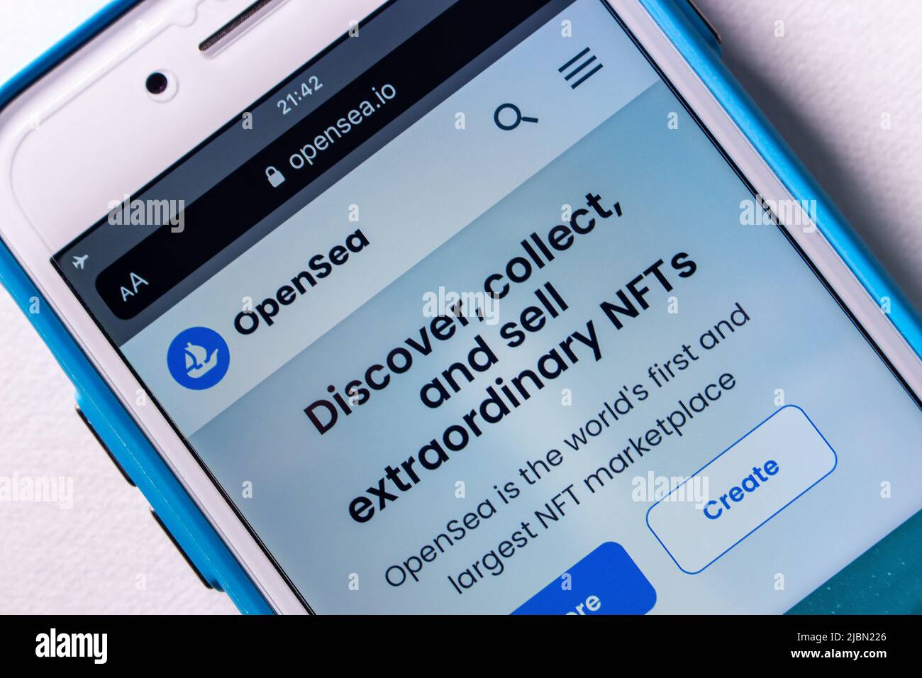 Kumamoto, JAPAN - Apr 26 2022 : die Website von OpenSea auf einem iPhone. OpenSea ist ein US-amerikanischer NFT-Marktplatz (Non-fungible Token). Stockfoto