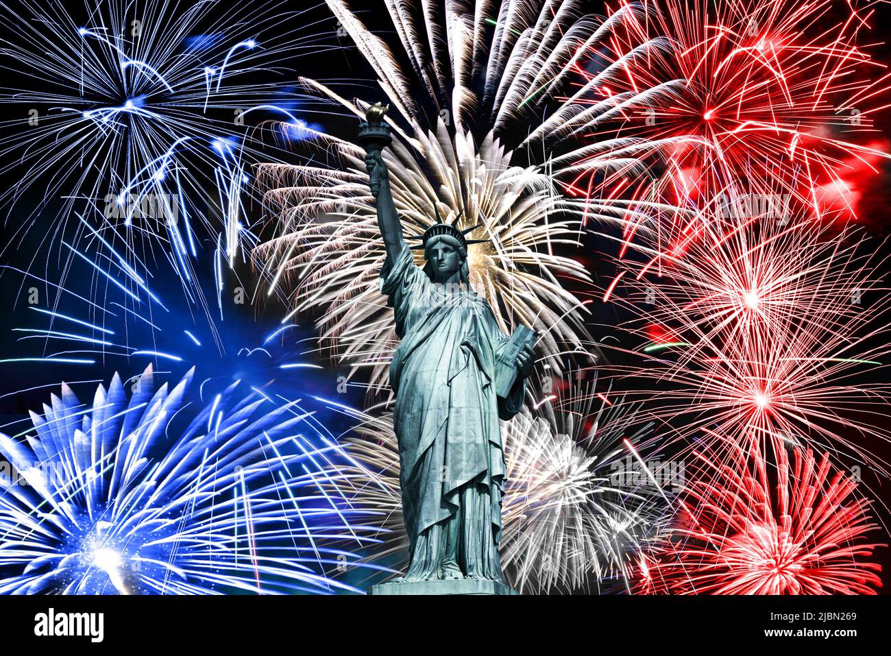 Freiheitsstatue, blauweißes und rotes Feuerwerk am 4.. Juli in New York Stockfoto