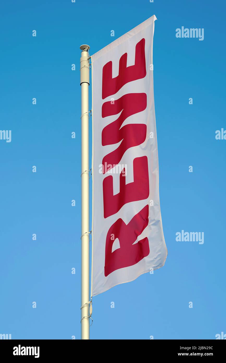 Flagge vor dem neuen Zentrallager des deutschen Lebensmittelhändlers Rewe in Magdeburg Stockfoto