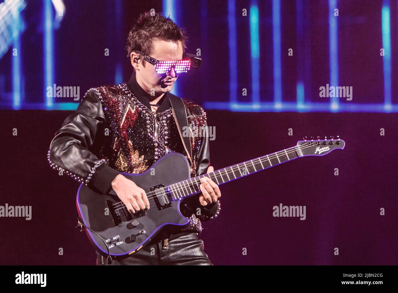 Matt Bellamy von der Band Muse tritt während ihrer Simulation Theory-Tour im Olimpico-Stadion in Rom live auf der Bühne auf. Stockfoto