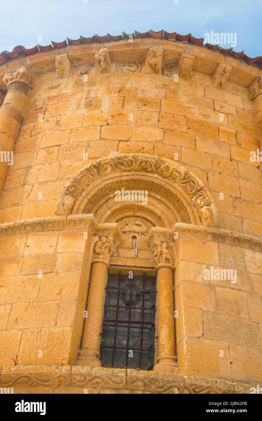 Apsis der Kirche Nuestra Señora de la Asuncion, Blick aus der Nähe. Sequera de la Fuente, Provinz Segovia, Castilla Leon, Spanien. Stockfoto