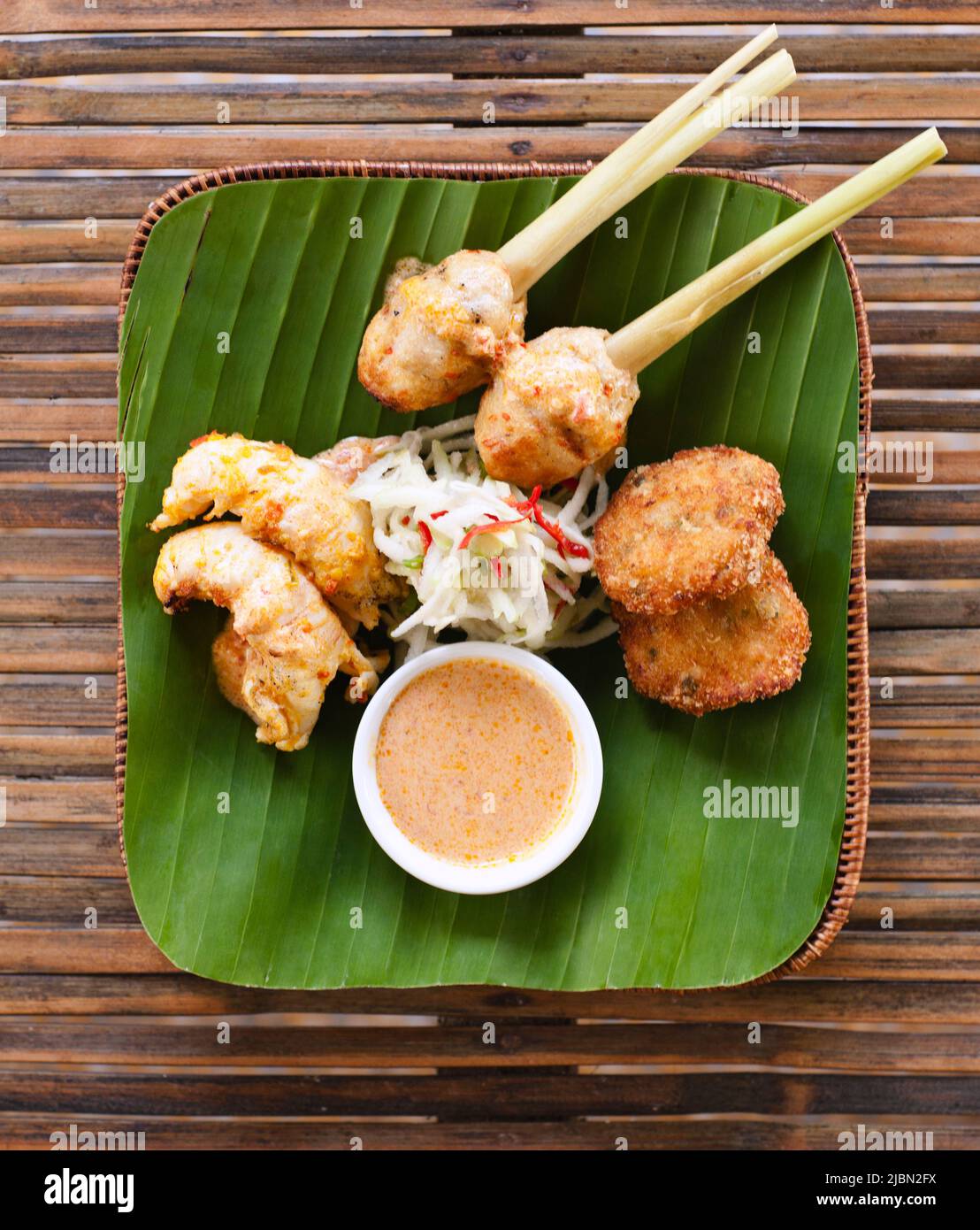 Meeresfrüchte Anti-Pasta-Teller mit Garnelenkuchen, balinesischer Meeresfrüchte-Satay auf Zitronengrasspießen und chargrilled Rock Hummer. Stockfoto