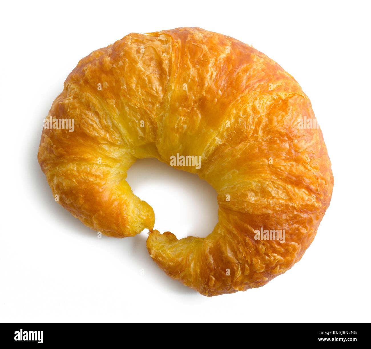 Gebackene Croissant Roll Top View Ausschnitt auf Weiß. Stockfoto