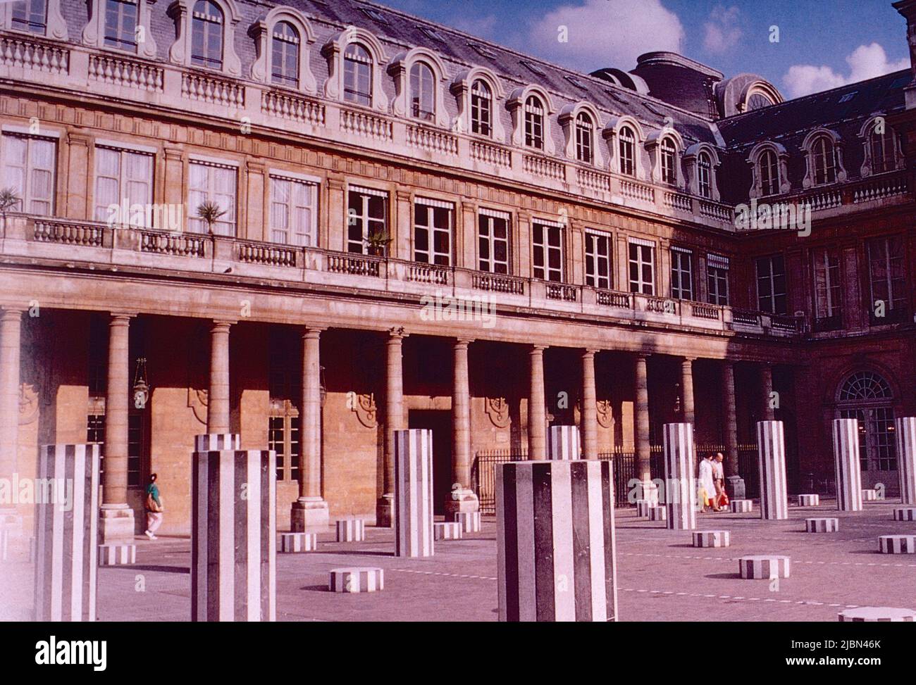 Der französische Künstler Daniel Buren im Palais Royal, Paris, Frankreich 1986 Stockfoto