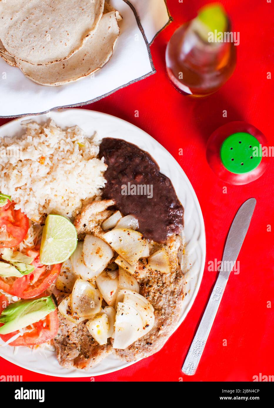 POC Choc, ein charakteristisches Schweinefleisch mit Zwiebeln, ist das meistverkaufte Gericht in Loncheria El POC-Choc im Zentrum von Isla Mujeres, Quintana Roo, Mexiko. Stockfoto