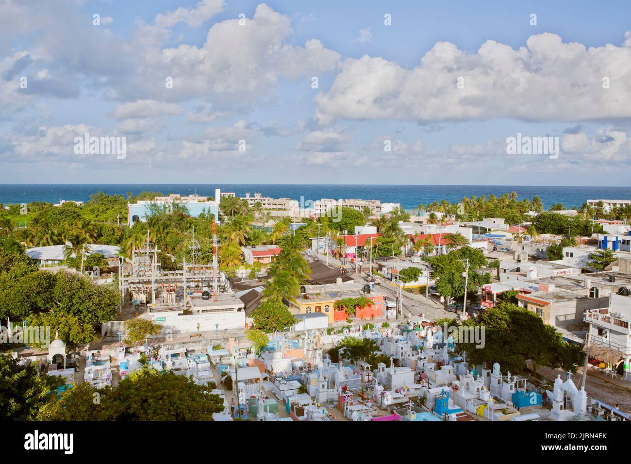 Ein farbenfroher Blick auf den lokalen Friedhof aus Zimmer #253, eine Platinum Suite in Privelege Aluxes, Isla Mujeres, Quintana Roo, Mexiko. Stockfoto