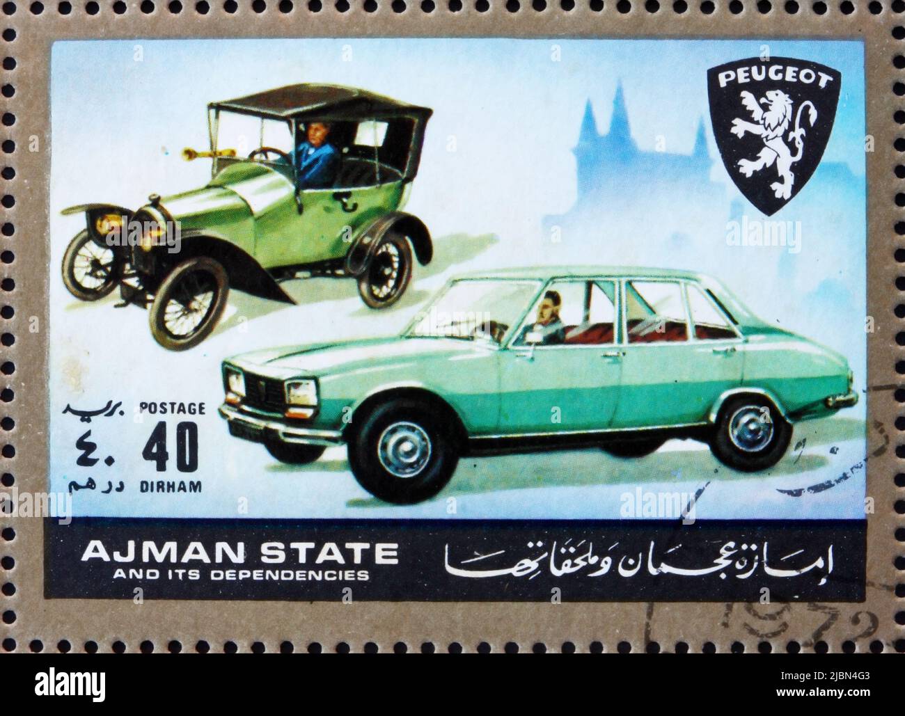 AJMAN - UM 1972: Eine im Ajman gedruckte Briefmarke zeigt Peugeot, Cars damals und heute, um 1972 Stockfoto