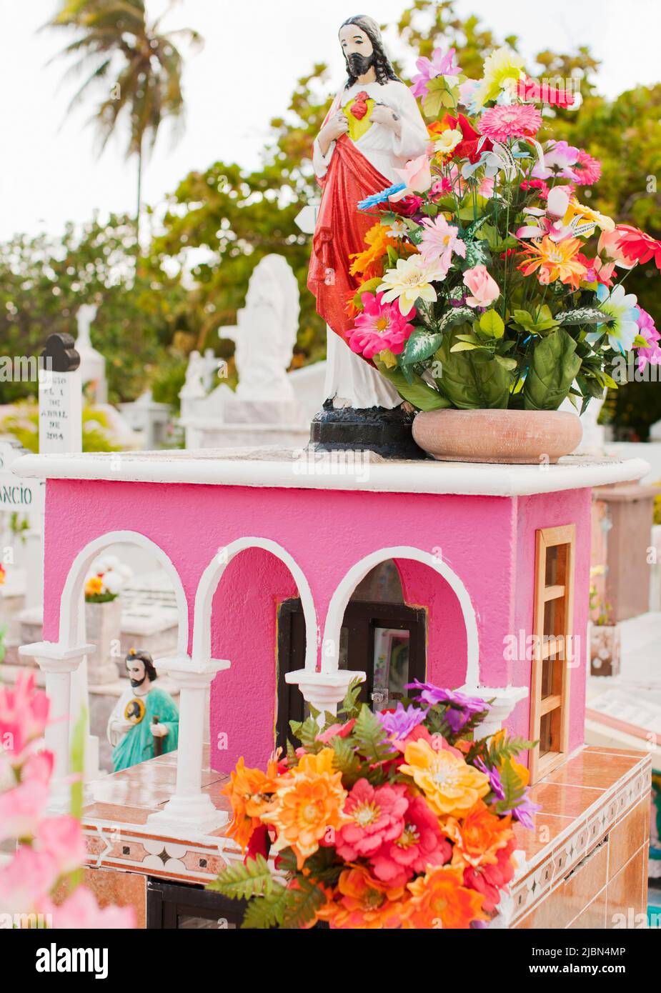 Ein farbenprächtiges Grab auf dem unbenannten Friedhof Isla Mujeres. Isla Mujeres, Quintana Roo, Mexiko. Stockfoto