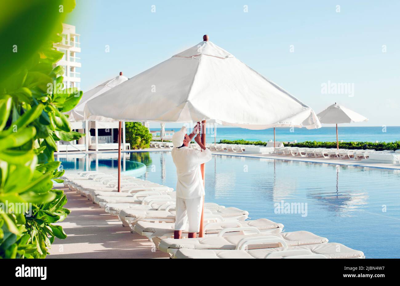 Tagesliegen am Pool mit Meerblick im Live Aqua Resort & Spa, einem luxuriösen All-Inclusive-Hotel mit 371 Zimmern in Cancuns Hotelzone. Cancun, Mexiko. Stockfoto