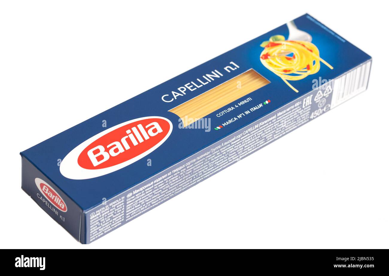 Moskau, Russland 07,2022. Juni: Barilla-Spaghetti-Päckchen isoliert auf weißem Hintergrund. Barilla S.p.A. ist ein italienisches Lebensmittelunternehmen. Stockfoto