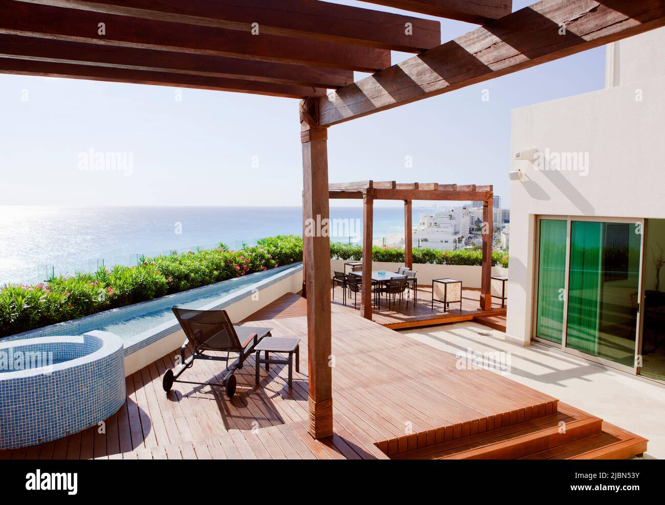 Die Terrasse mit Meerblick von Zimmer 7001, einer Präsidenten-Suite mit 2 Schlafzimmern im Live Aqua Resort & Spa in Cancuns Hotelzone. Cancun, Quintana Roo, Mexiko. Stockfoto