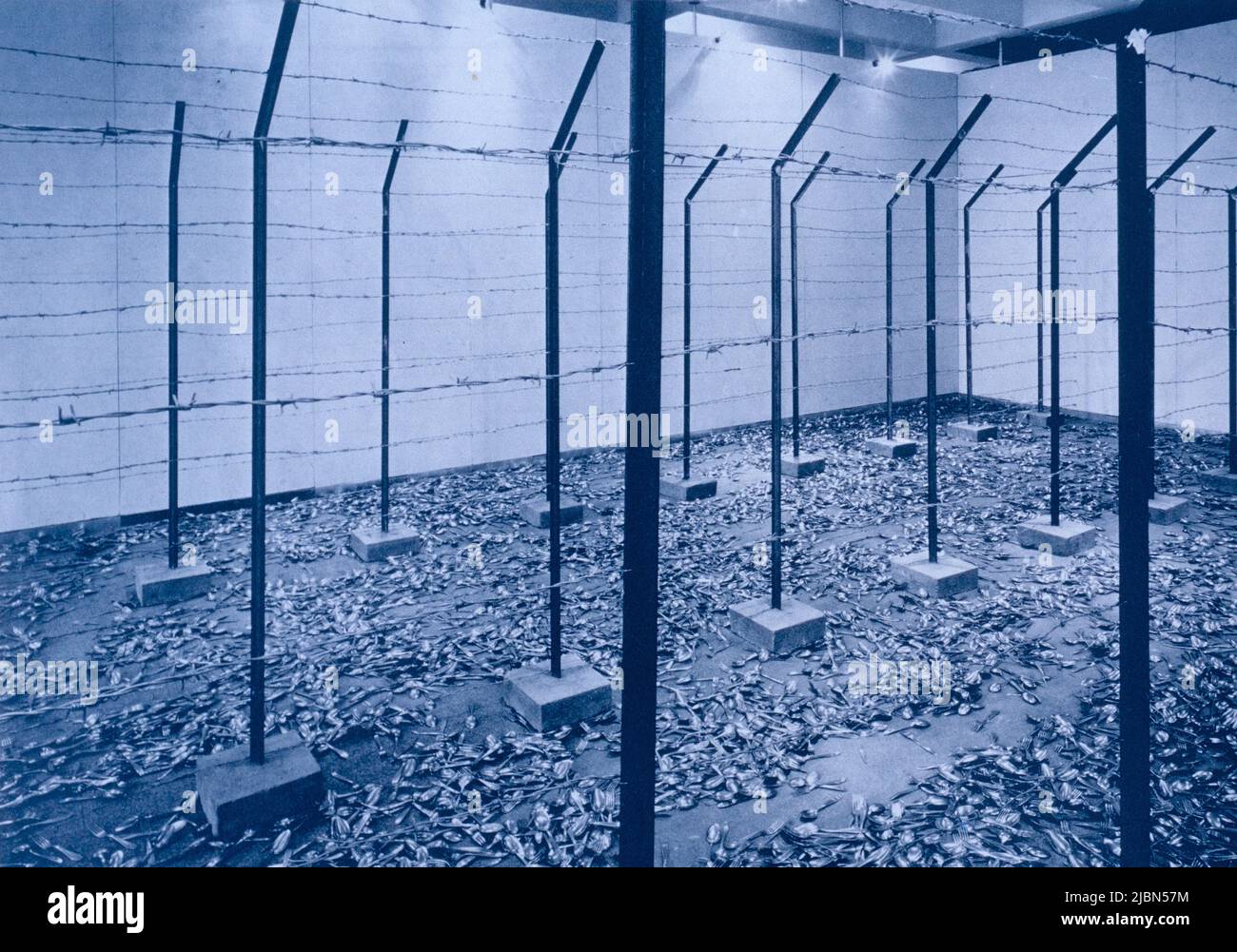 Außerhalb eines Konzentrationslagers, Kunstwerk des deutschen Künstlers Wolf Vostell, 1970s Stockfoto