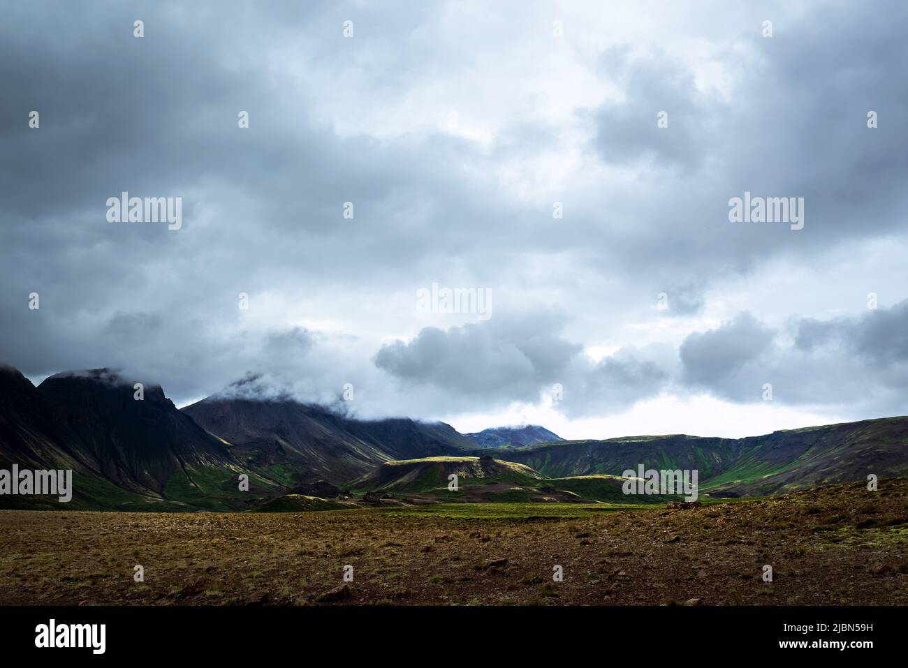 Moody Himmel mit dunklen Wolken in Island Stockfoto