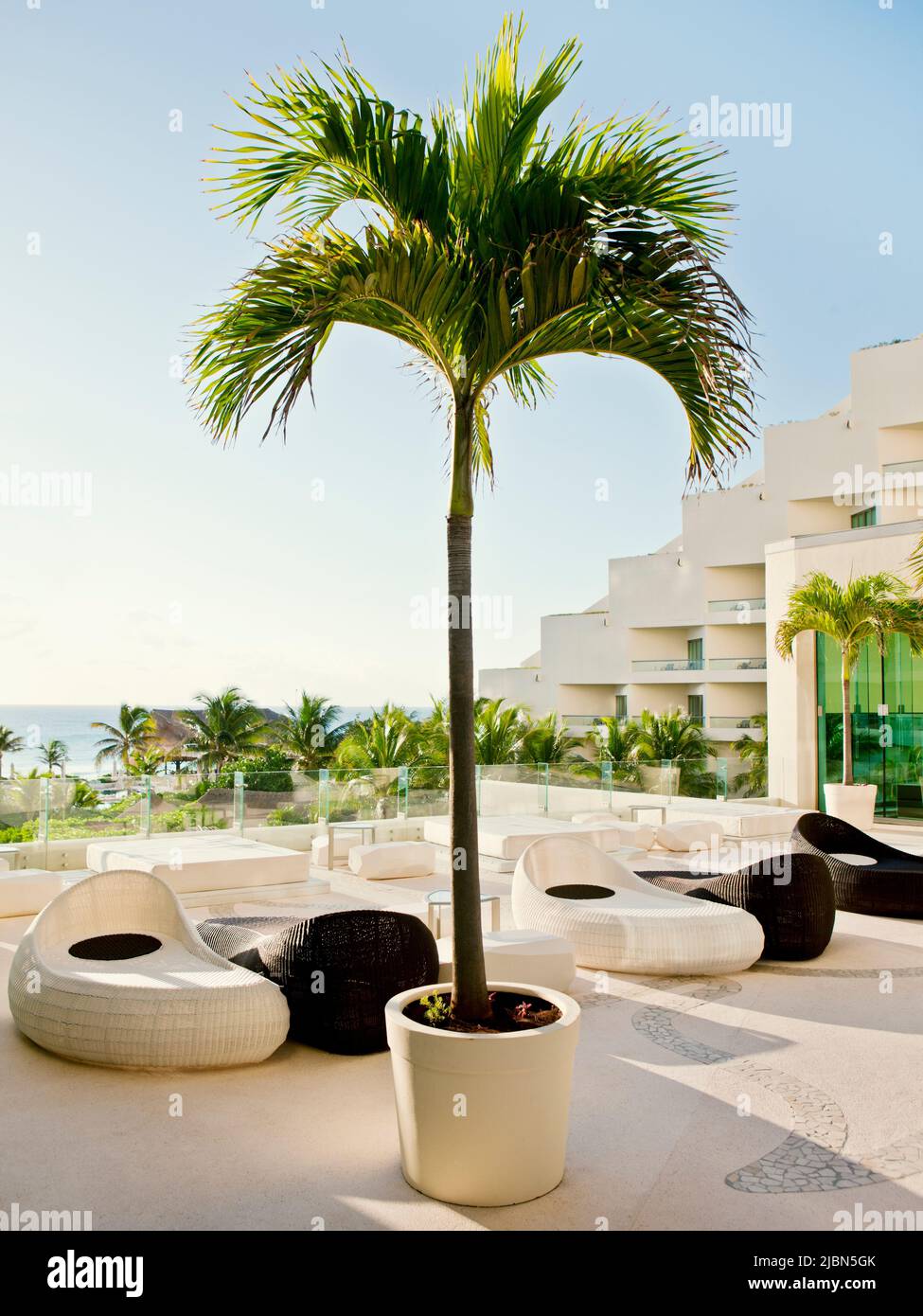 Die Lounge-Terrasse im Freien der Egos Bar im Live Aqua Resort & Spa, einem luxuriösen All-Inclusive-Hotel mit 371 Zimmern in Cancuns Hotelzone. Cancun, Quintana Roo, Stockfoto
