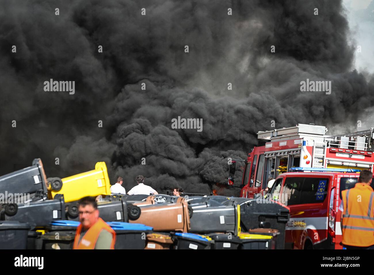 07. Juni 2022, Sachsen-Anhalt, Halle (Saale): Schwarze Rauchwolken am Brandort Blick der Einsatzkräfte. Im Recyclingzentrum der Halleschen Stadtwirtschaft brannte ein Radlager. Mehrere Feuerwehren wurden eingesetzt. Foto: Heiko Rebsch/dpa Stockfoto