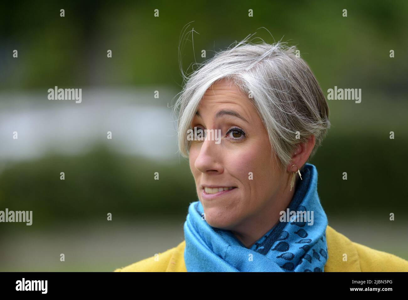 Daisy Cooper MP (LibDem: St Albans), stellvertretender Vorsitzender der Lib dem, in Westminster, vor der Misstrauensabstimmung in Boris Johnson, Juni 6. 2, interviewt Stockfoto