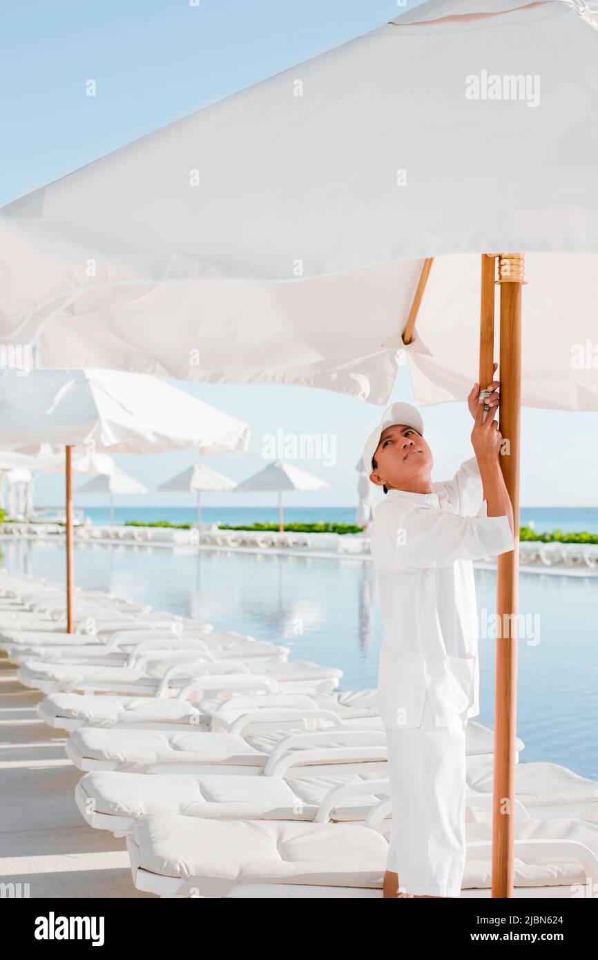 Tagesliegen am Pool mit Meerblick im Live Aqua Resort & Spa, einem luxuriösen All-Inclusive-Hotel mit 371 Zimmern in Cancuns Hotelzone. Cancun, Mexiko. Stockfoto