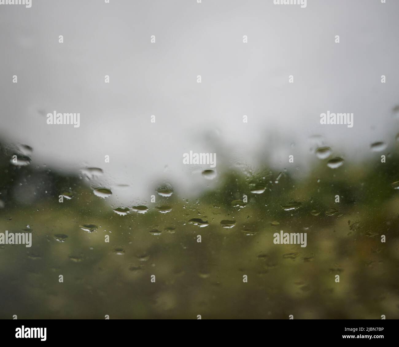 Bickington, Devon, UK, 07/06/2022, Regenfälle bilden sich, wenn Regen in Bickington eintrifft, Regenfälle bilden sich, wenn Regen in Bickington, Devon, eintrifft. Stockfoto