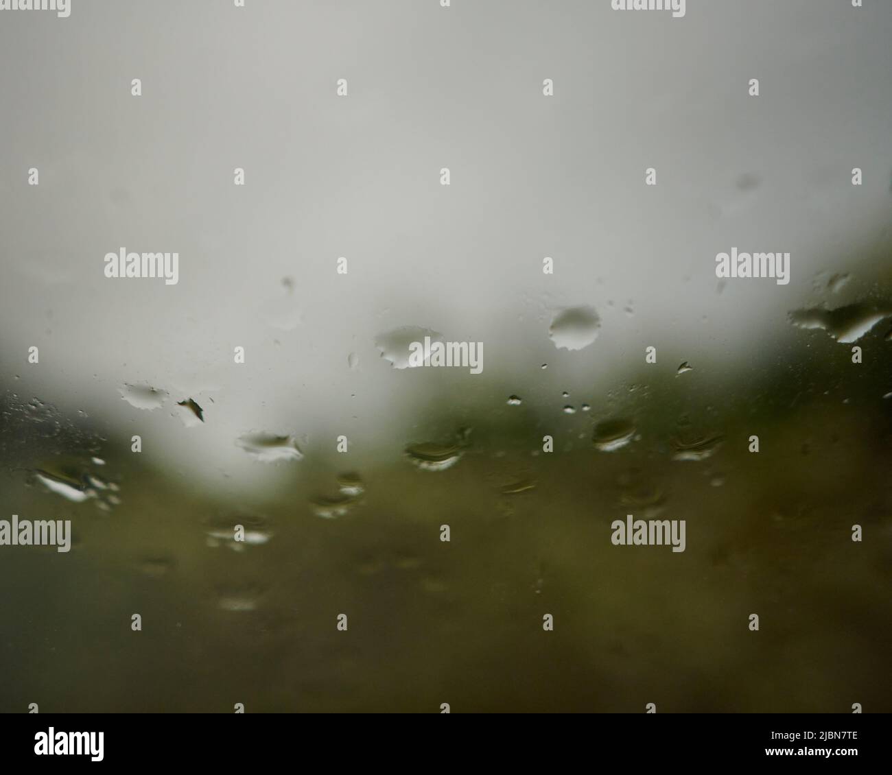 Bickington, Devon, UK, 07/06/2022, Regenfälle bilden sich, wenn Regen in Bickington eintrifft, Regenfälle bilden sich, wenn Regen in Bickington, Devon, eintrifft. Stockfoto