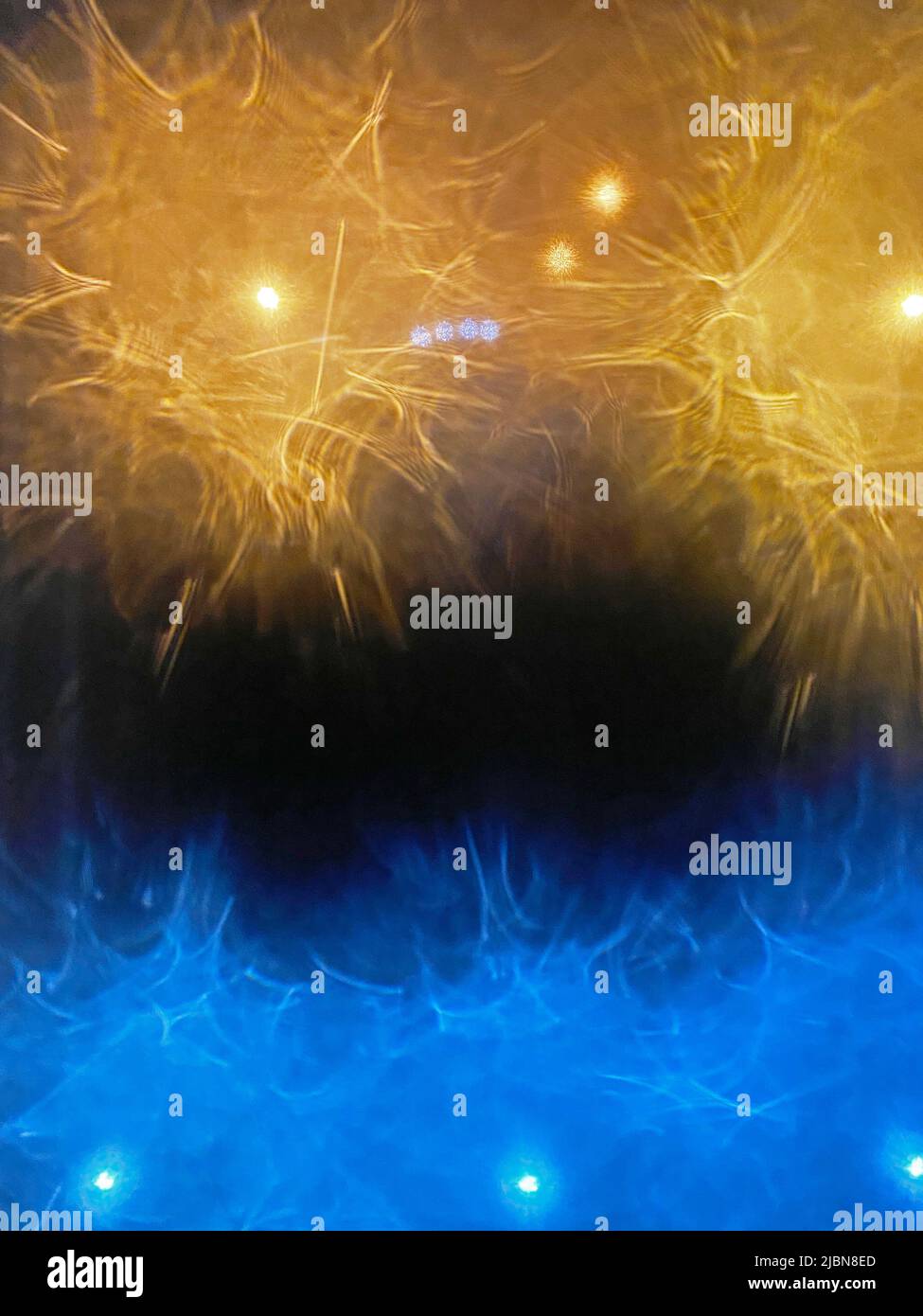 Komplexe Fraktale aus funkelnden blauen und goldenen Farben auf schwarzem Hintergrund. Stockfoto
