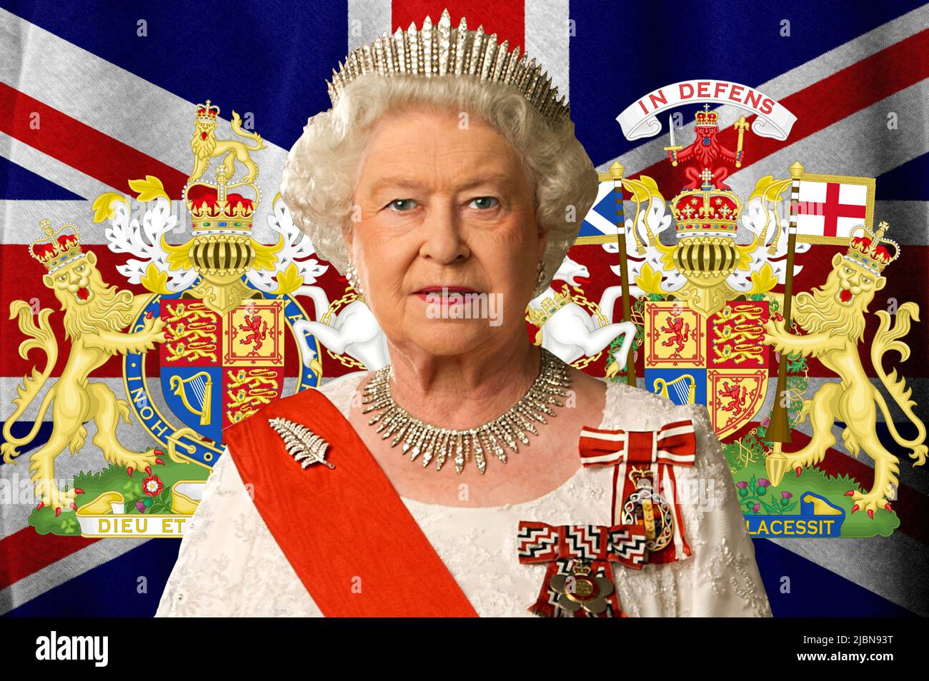 Königin Elizabeth II., Wappen und Flagge des Vereinigten Königreichs Stockfoto