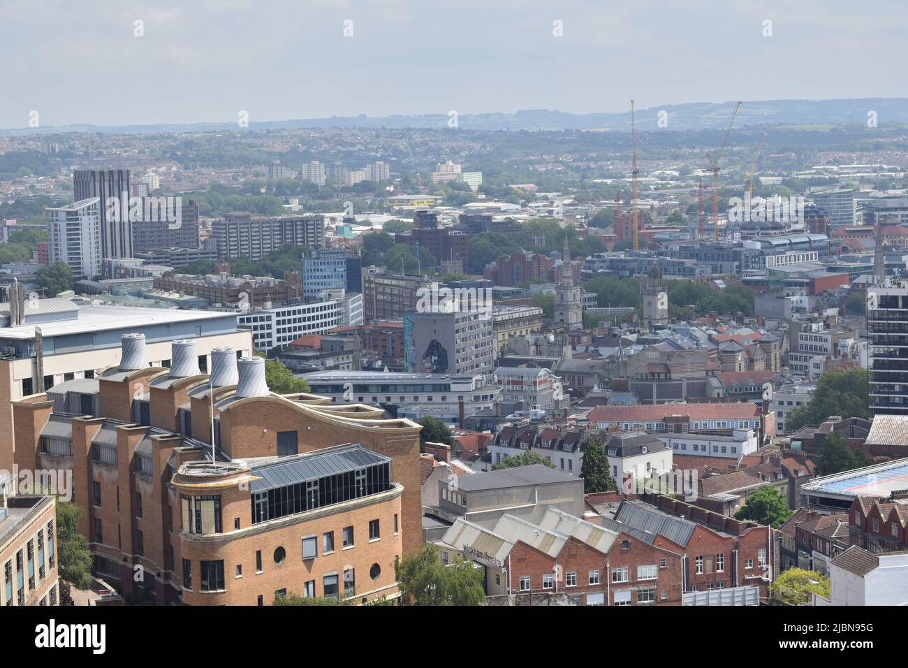 Luftaufnahme der Stadt Bristol an sonnigen Tagen mit Himmel und Wolken. Stockfoto