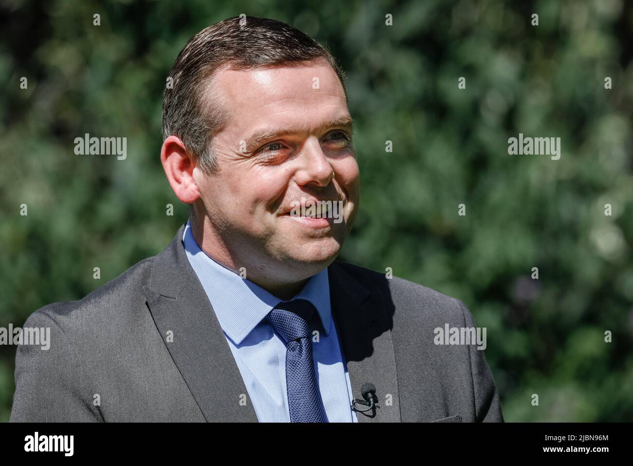 Westminster, London, Großbritannien. 07.. Juni 2022. Douglas Ross, konservative Partei, Vorsitzender der Konservativen Partei Schottlands, der Boris Johnson zuvor zum Rücktritt aufgefordert hat. Mitglied des Parlaments für Moray. Politiker und Kommentare werden auf dem College Green in Westminster interviewt, um ihre Reaktionen auf das gestrige Vertrauensvotum für den Premierminister und die allgemeine politische Situation zu äußern. Kredit: Imageplotter/Alamy Live Nachrichten Stockfoto