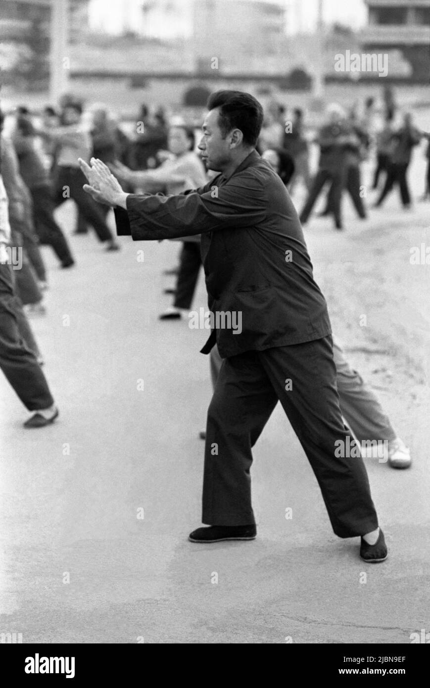 PEKING CHINA Menschen, die draußen sind und morgens in Parks und auf den Straßen trainieren Stockfoto