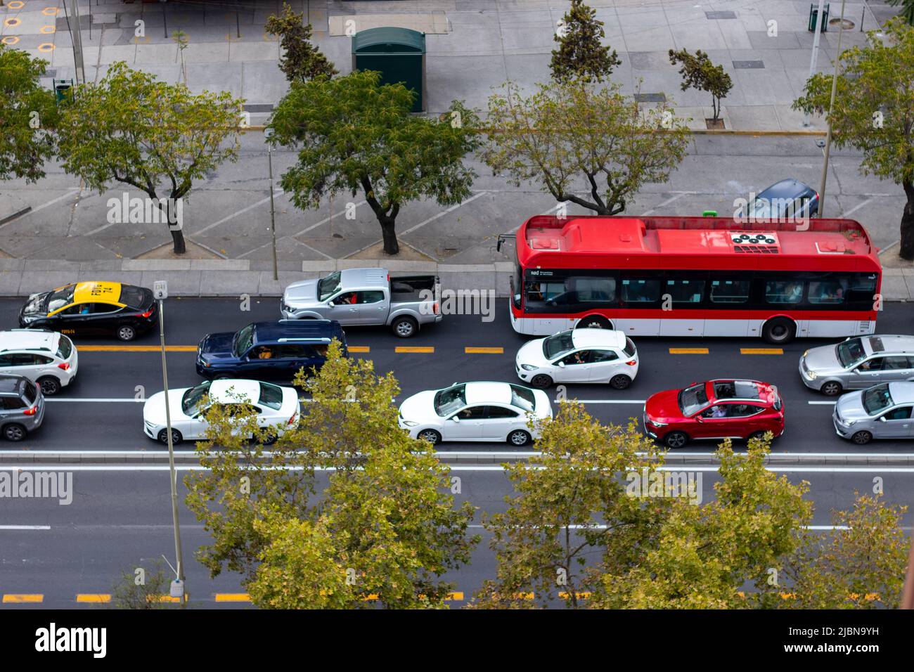 Batterie-Elektrobus im Verkehr. Santiago, Chile Stockfoto