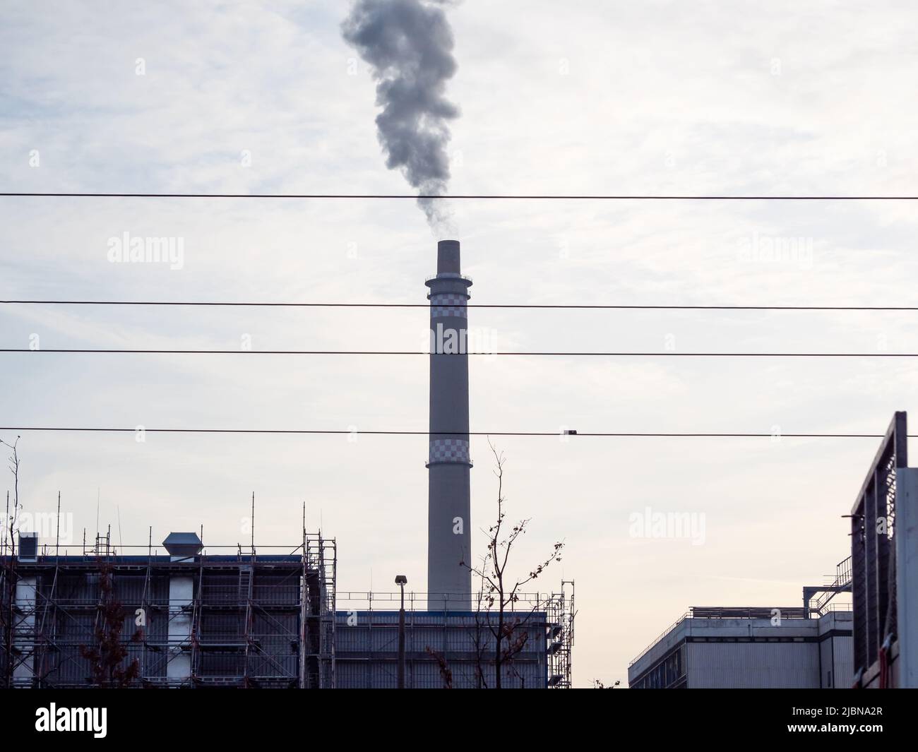 Luftverschmutzung durch Rauch aus Rohren. Weltumweltproblem Luftverschmutzung durch giftigen Rauch. Stockfoto