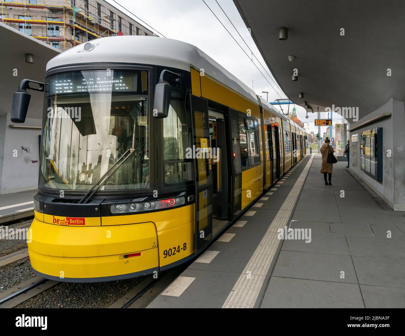 Straßenbahnen am Berliner Hauptbahnhof, Deutschland Stockfoto