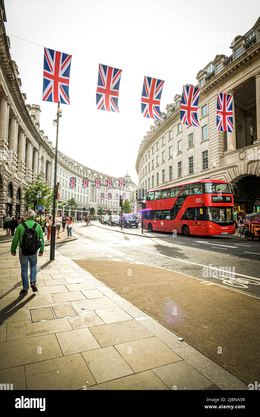 Union Jacks hängen über der Regent Street in London. Stockfoto