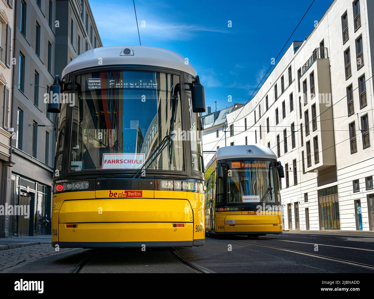 Straßenbahnen am Alexanderplatz und in der Stadt Berlin, Deutschland Stockfoto