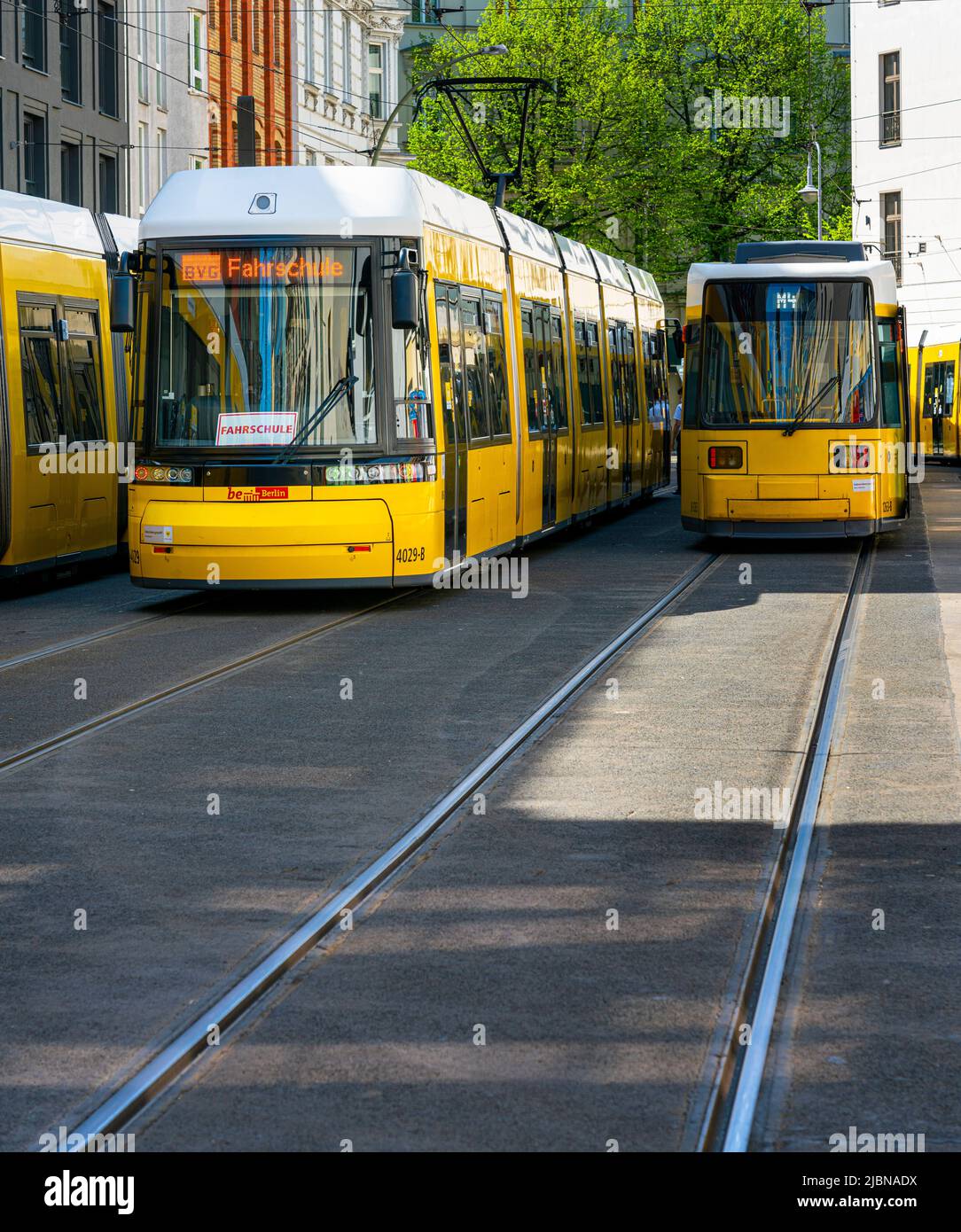 Straßenbahnen am Alexanderplatz und in der Stadt Berlin, Deutschland Stockfoto