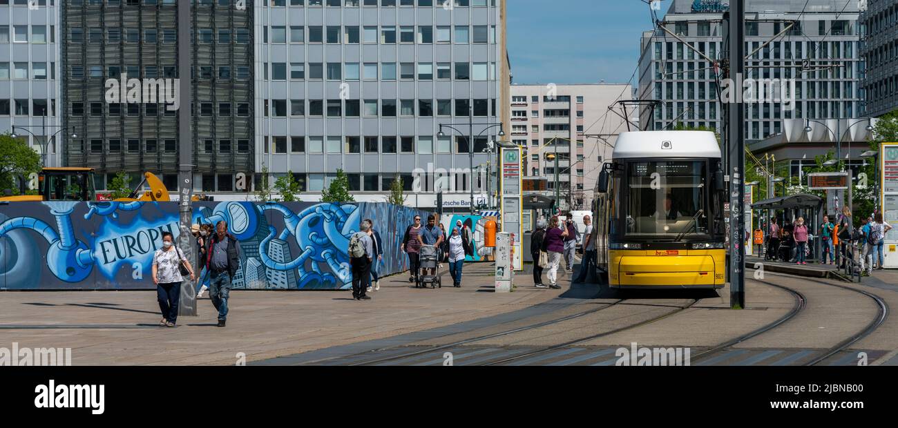 Straßenbahnen am Alexanderplatz und in der Stadt Berlin, Deutschland Stockfoto