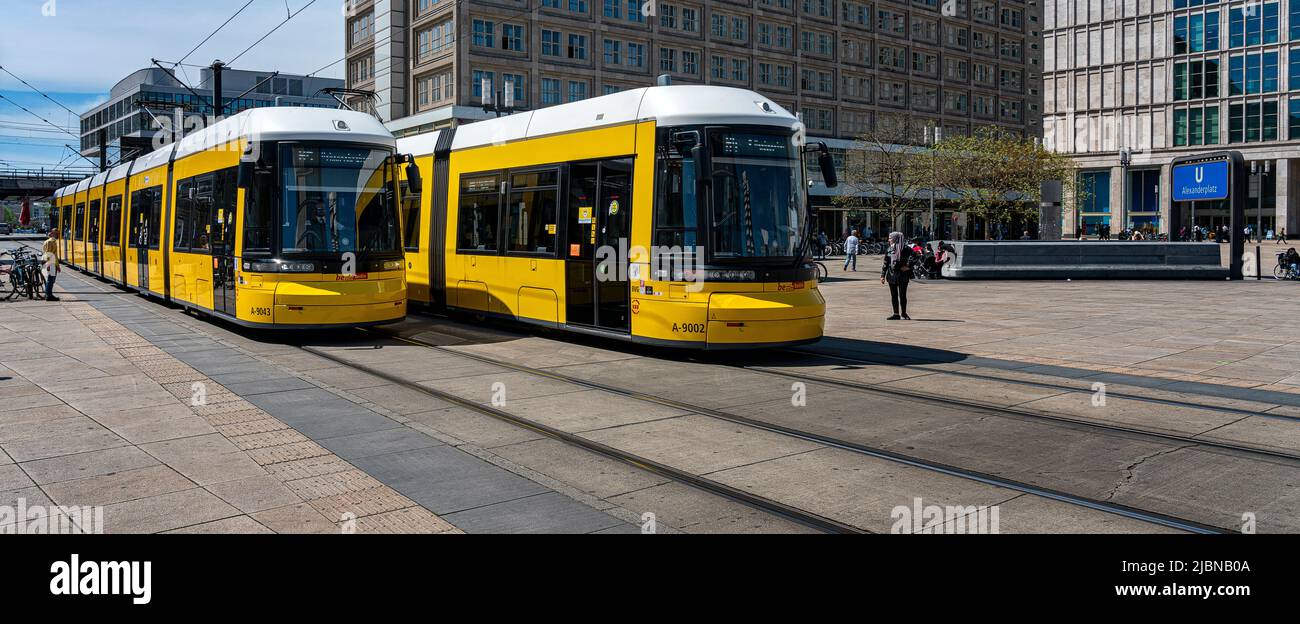 Straßenbahnen am Alexanderplatz und in der Stadt Berlin, Deutschland Stockfoto