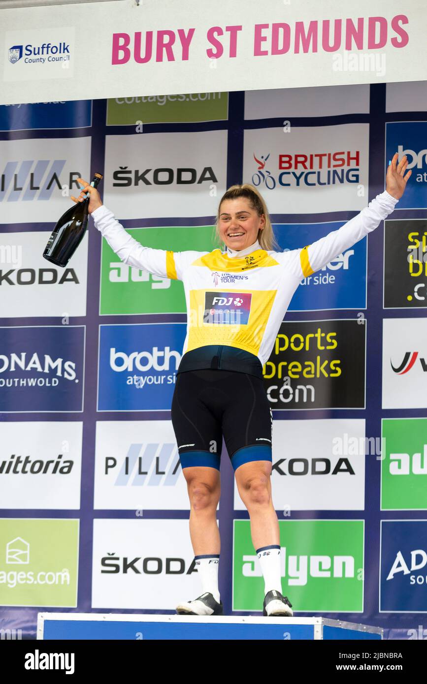 Clara Copponi vom Team FDJ feiert den Gewinn der UCI Women’s Tour Radetappe 1 in Bury St. Edmunds. Gelbes Leadertrikot Stockfoto