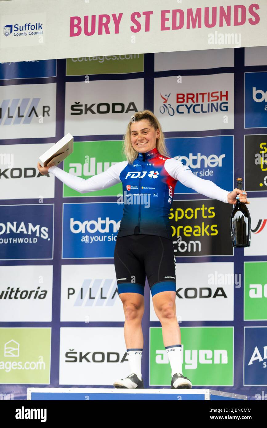 Clara Copponi vom Team FDJ, Gewinnerin des Radrennens der UCI Women’s Tour 1 in Bury St. Edmunds, feiert auf dem Podium Stockfoto