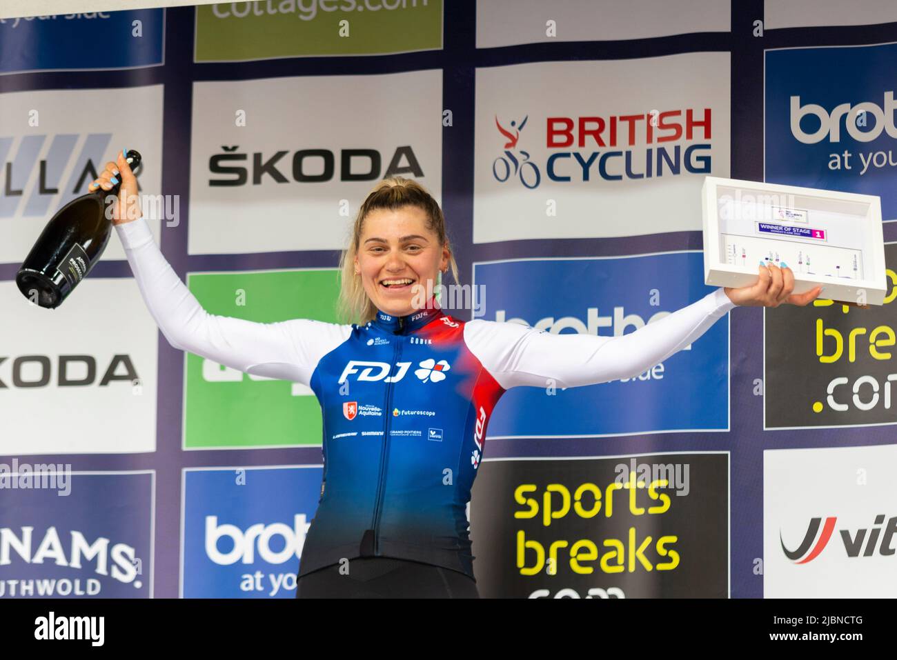 Clara Copponi vom Team FDJ, Gewinnerin des Radrennens der UCI Women’s Tour 1 in Bury St. Edmunds, feiert auf dem Podium Stockfoto