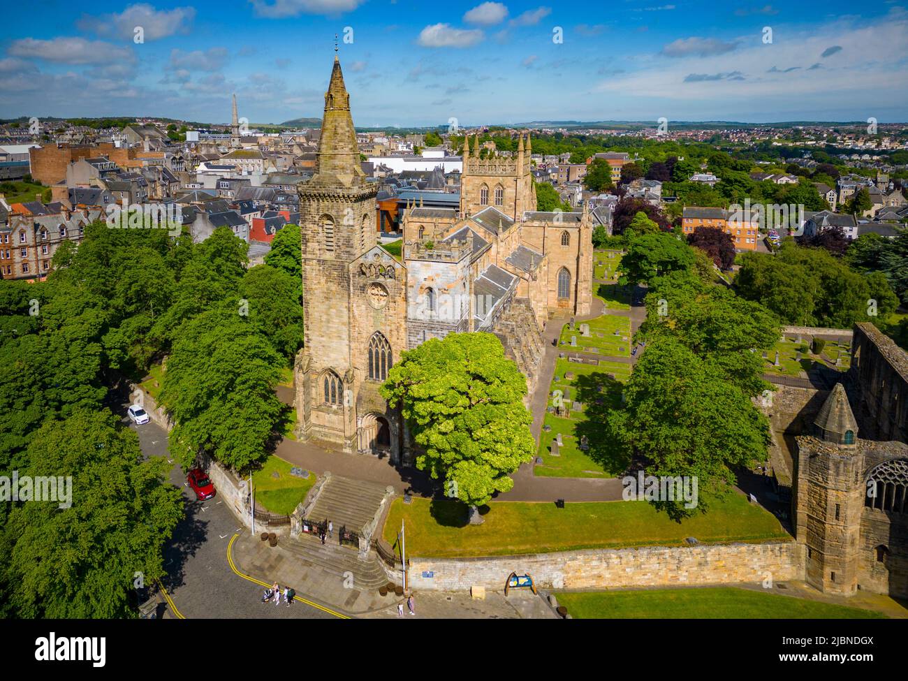 Luftaufnahme von der Drohne der Dunfermline Abbey in Dunfermline, Fife, Schottland Stockfoto